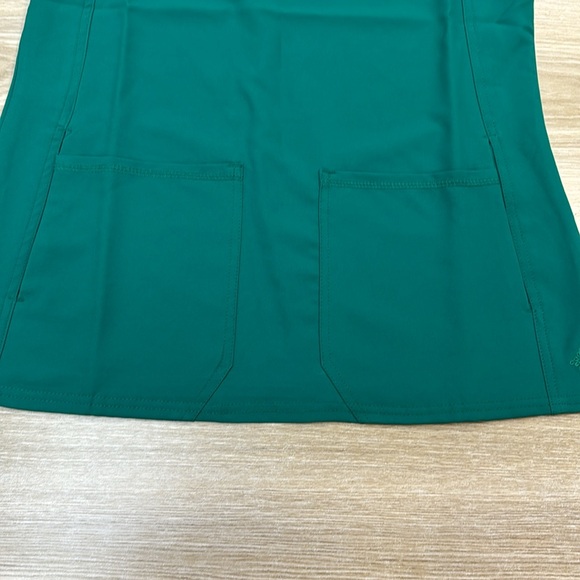 Med Couture Insight V-Neck Side Pocket Scrub Top Hunter Green - Picture 2 of 8